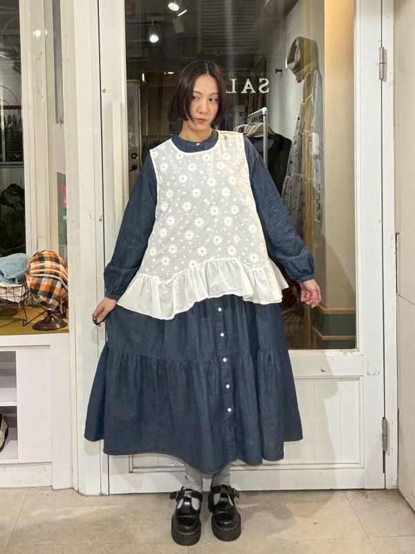 白色滿版刺繡花下擺弧度抓皺拼接背心 