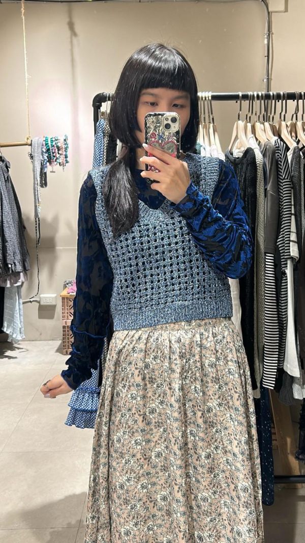 藍花立體絨布微透上衣 