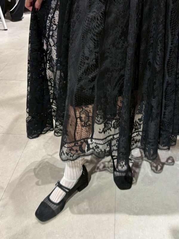 黑色傘狀蕾絲裙 