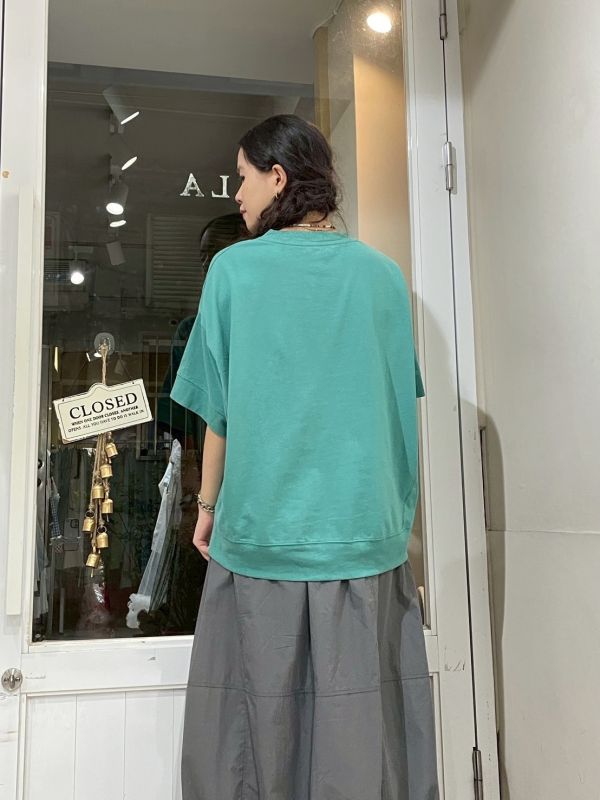 素色飛鼠袖落肩圓領前短後長寬鬆Tee 