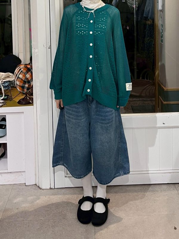 針織鏤空排扣字母小標落肩上衣 