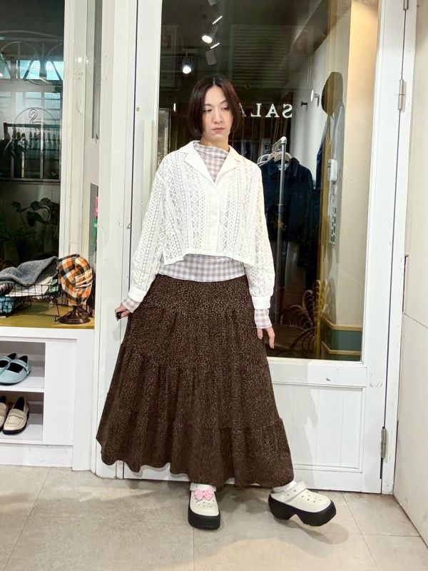 蕾絲簍空側開衩短板襯衫 