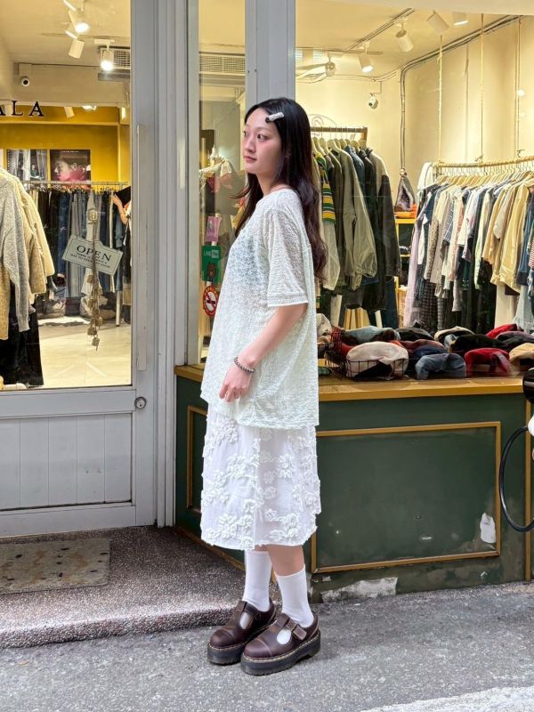 刺繡立體小花蕾絲透膚上衣 