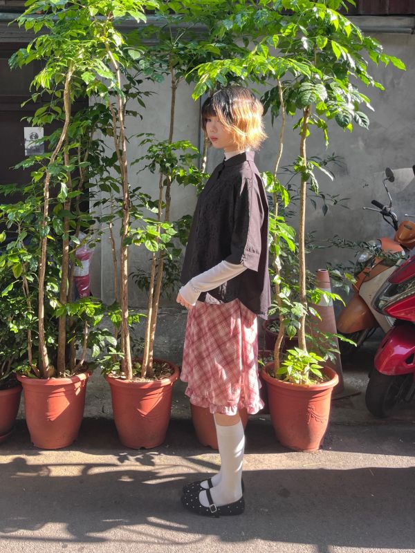 黑色立體花花織紋五分袖襯衫 