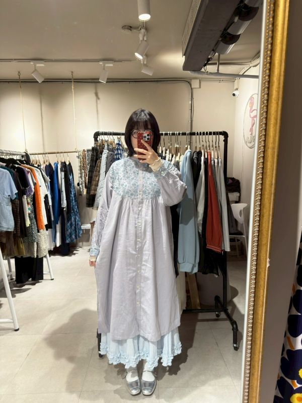 小花刺繡拼接淺灰藍縮口長袖洋裝 