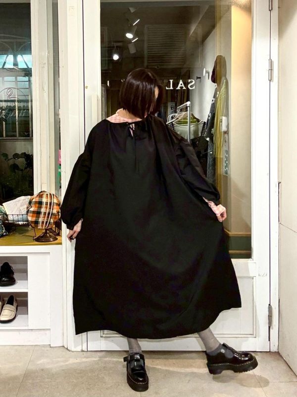 黑色寬版落肩澎澎袖綁帶洋裝 