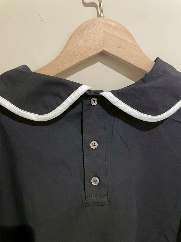 黑色翻領花草貓咪刺繡襯衫 