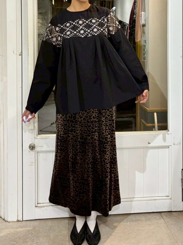 胸刺繡紗袖刺繡透紗拼接長袖娃娃上衣 