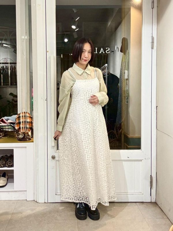 側拉鍊滿版刺繡小花吊帶背心洋裝 