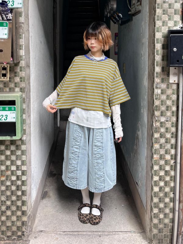 短版橫條紋短袖上衣 