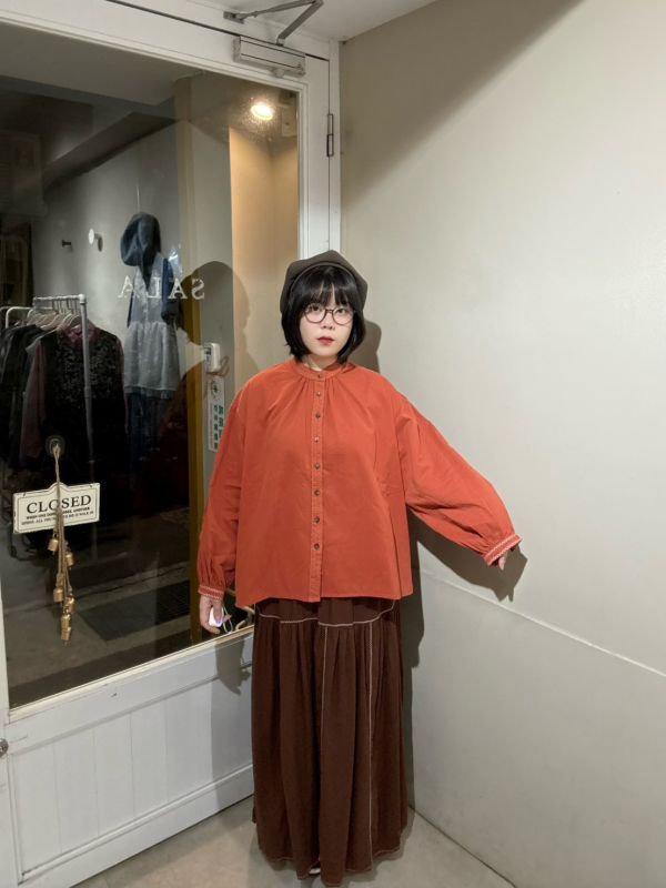 橘紅領口抓皺蕾絲拼接泡泡袖襯衫 