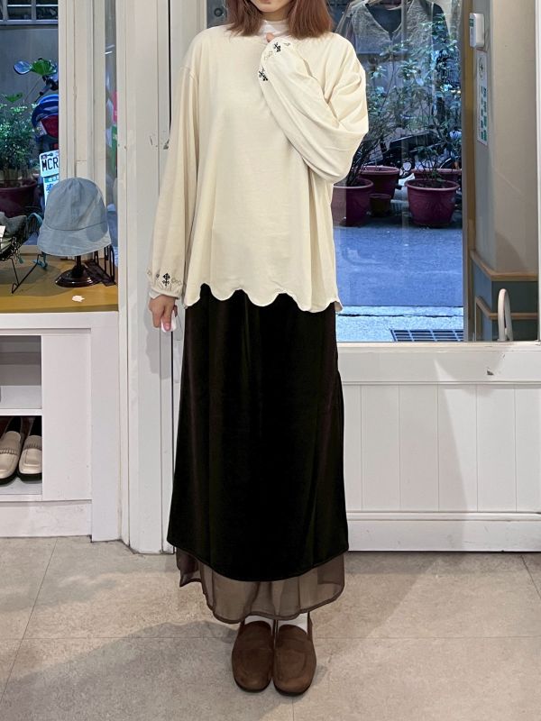 刺繡弧形花邊燈籠長袖上衣 