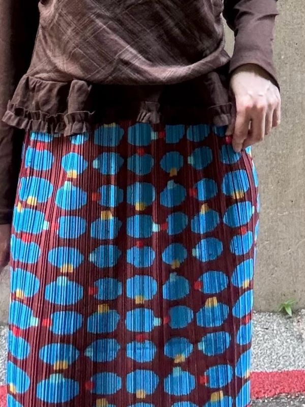 撞色咖底藍點皺皺後開衩長裙 