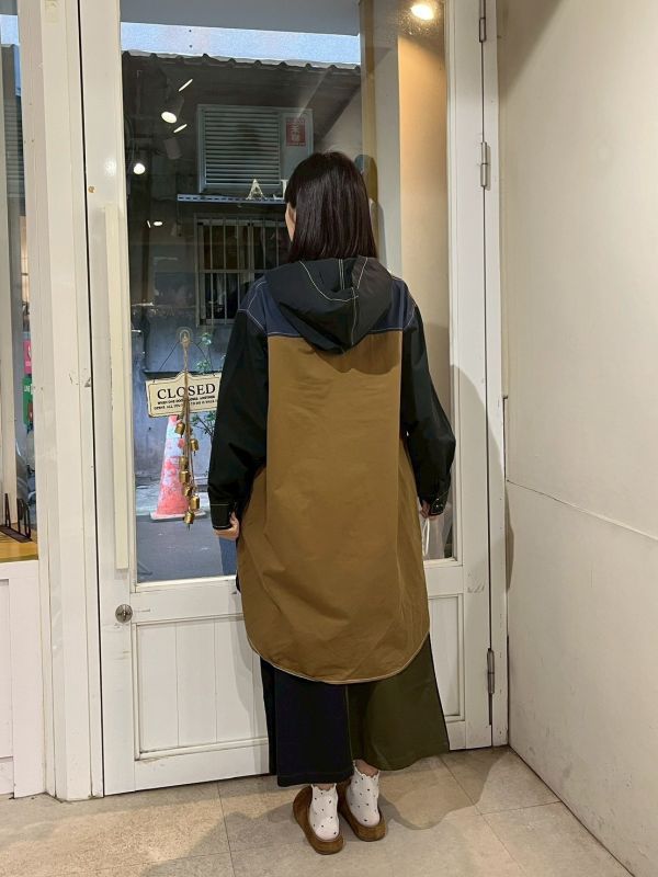 工裝撞色拼接兩側口袋側開衩前短後長連帽大衣 