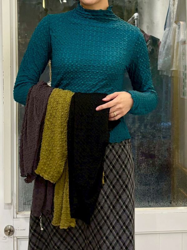 高領立體菱形泡泡布長袖上衣 