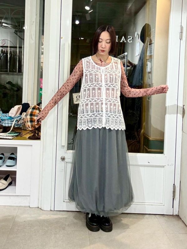 排扣滿版窗花刺繡蕾絲背心 