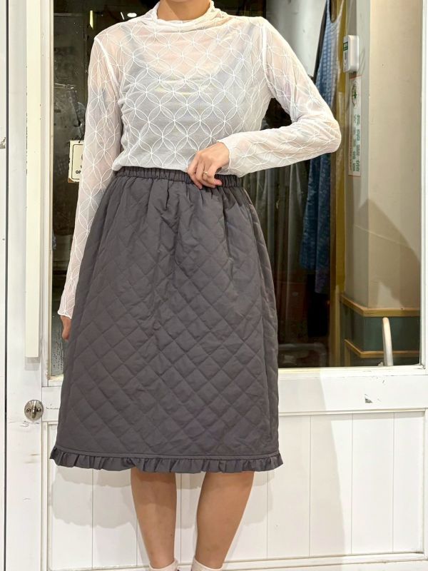 滿版立體窗花紋微高領透膚上衣 