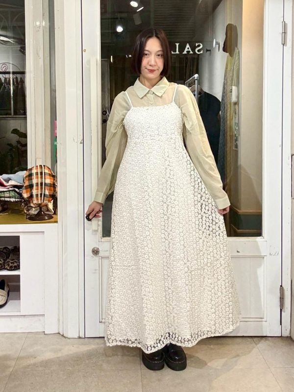 側拉鍊滿版刺繡小花吊帶背心洋裝 