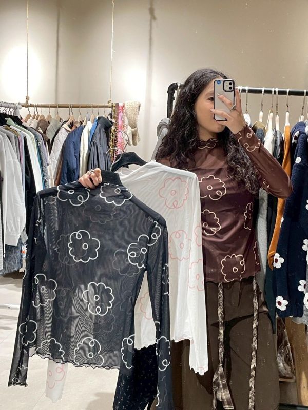 滿版插畫小花木耳捲邊透露上衣 