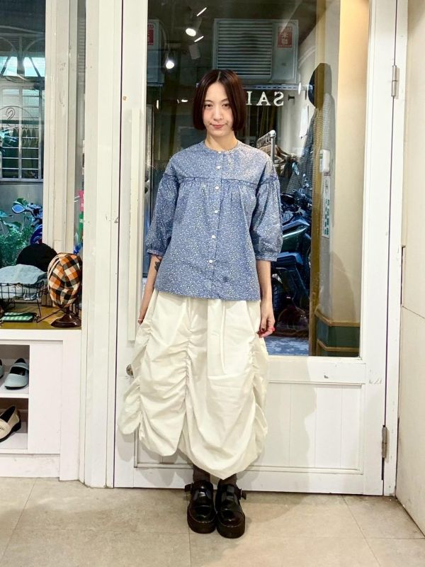 碎花圓領落肩蓬蓬袖襯衫 