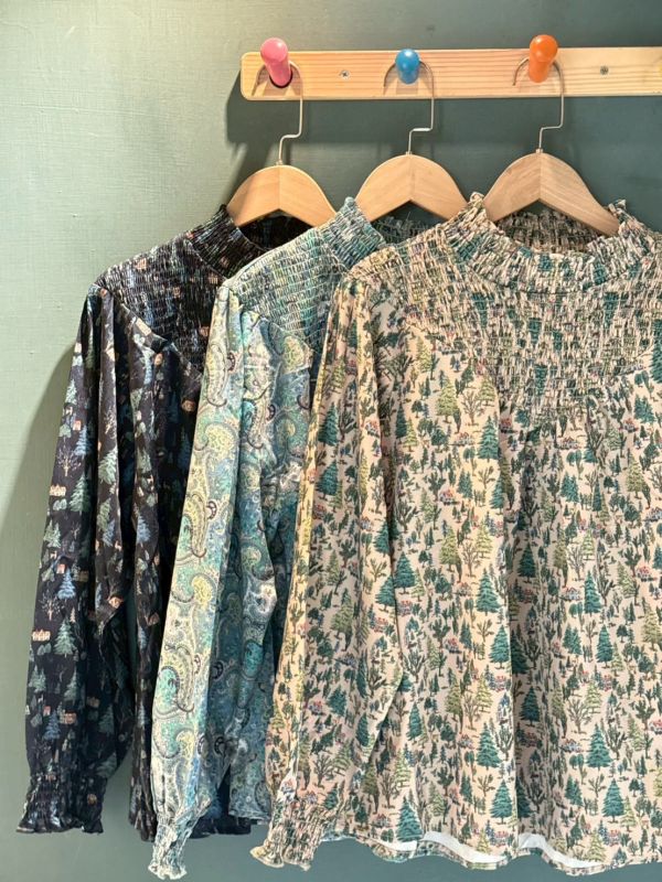 滿版圖騰皺皺彈力布拼接長袖上衣 