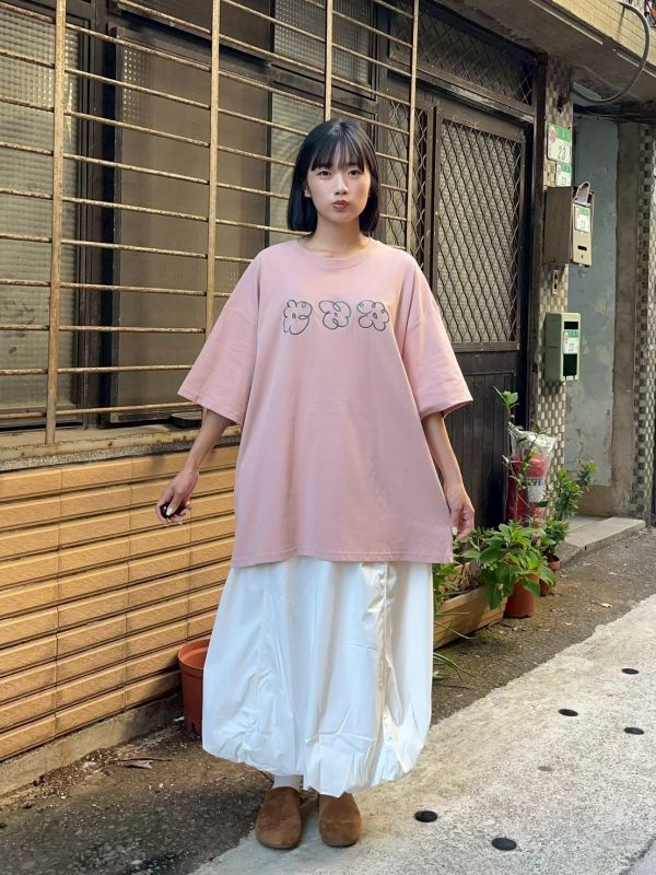 立體刺繡三朵小花oversized寬鬆Tee 