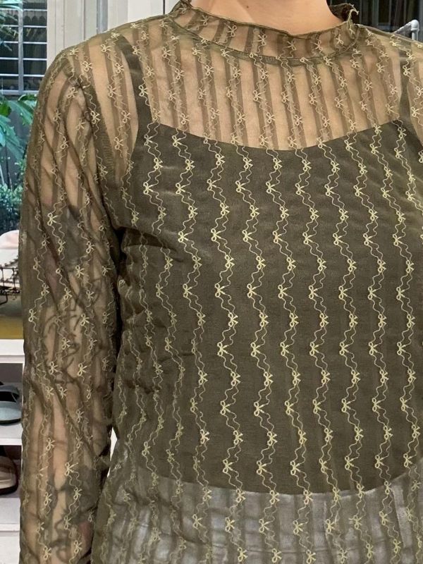版滿蝴蝶結刺繡微高領透膚長袖上衣 