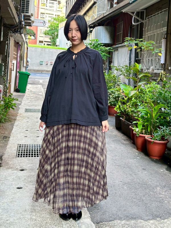 圓領抓皺綁帶側開衩長袖上衣 