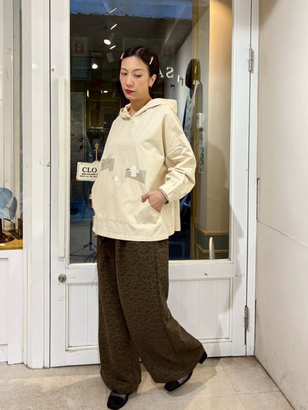 落肩不規則口袋飛鳥刺繡連帽上衣 