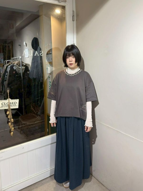 小房子刺繡設計圓領上衣 