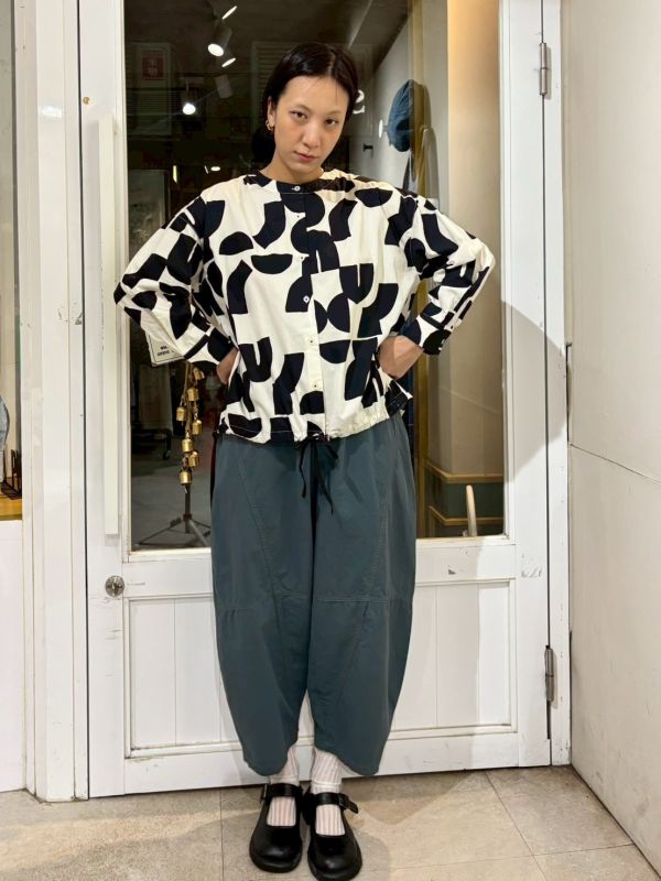 黑色滿版粗體色塊圓領下擺抽繩襯衫 