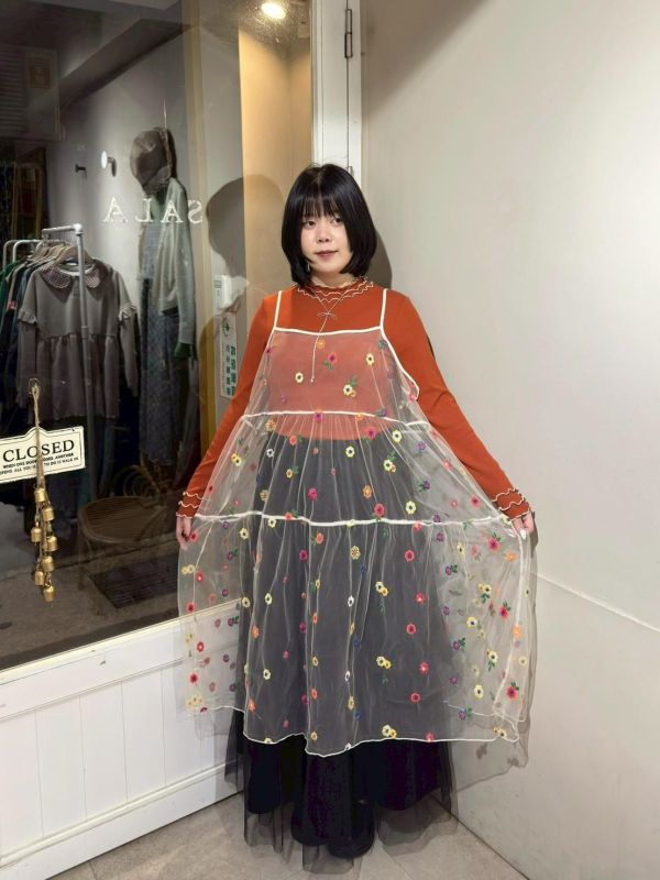 彩色花卉刺繡吊帶紗洋裝 