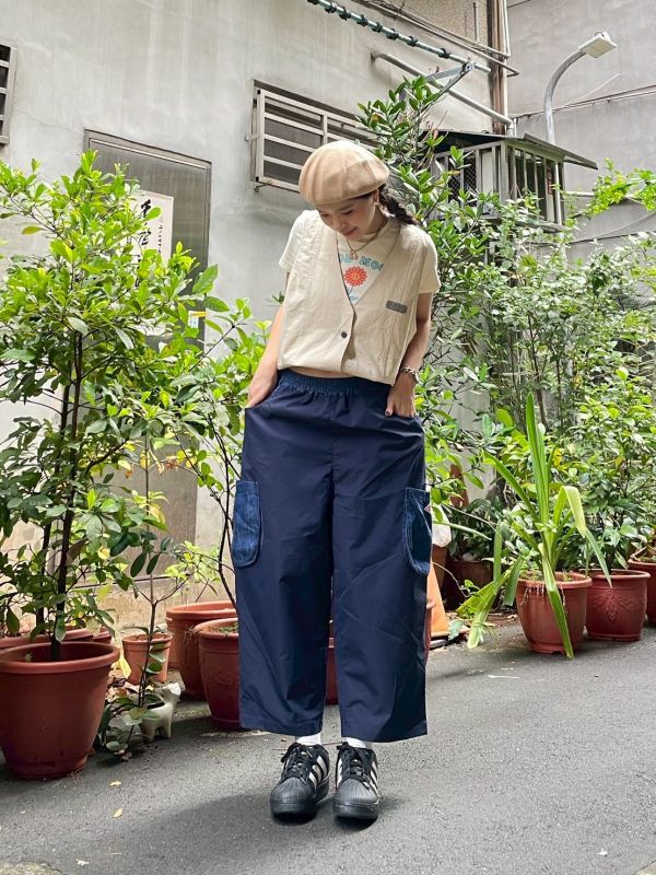 牛仔x刷刷布拼接立體口袋小布標鬆緊腰寬褲 