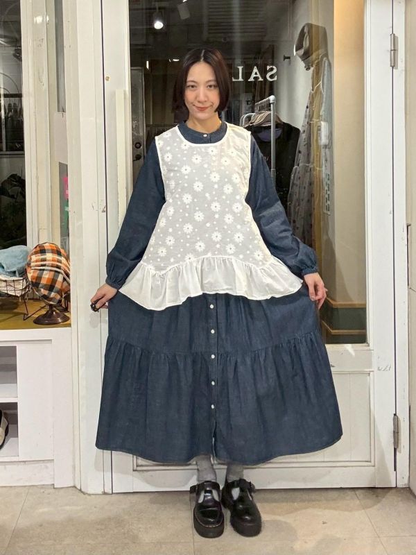 白色滿版刺繡花下擺弧度抓皺拼接背心 