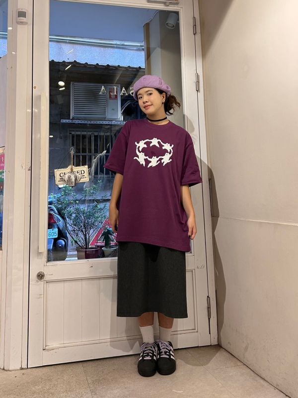 貓咪拉手轉圈圈深紫色落肩寬T 