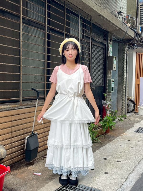 絨質蕾絲拼接細肩帶蛋糕長洋裝 