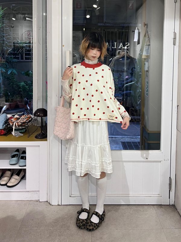 圓點反車線刺繡字母小標上衣 