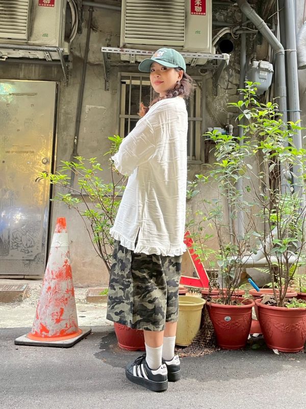 立體紋路木耳捲邊側開衩落肩長版寬鬆上衣 
