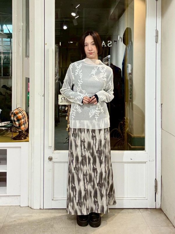 白色皺皺布刺繡花微高領透膚上衣 