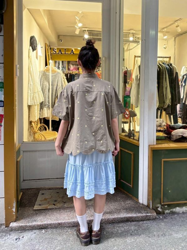 黃色波點花瓣下擺襯衫 