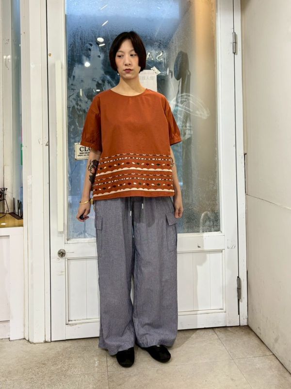下擺刺繡幾何線條上衣 