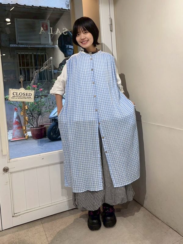 圓領木釦泡泡布格紋排扣雙口袋細抓皺無袖長洋 