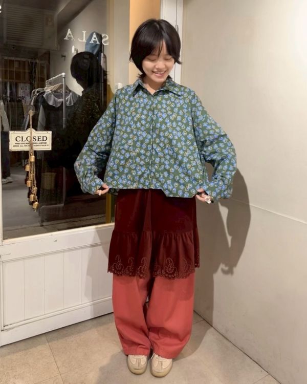 綠底藍花設計雙口袋長袖襯衫 