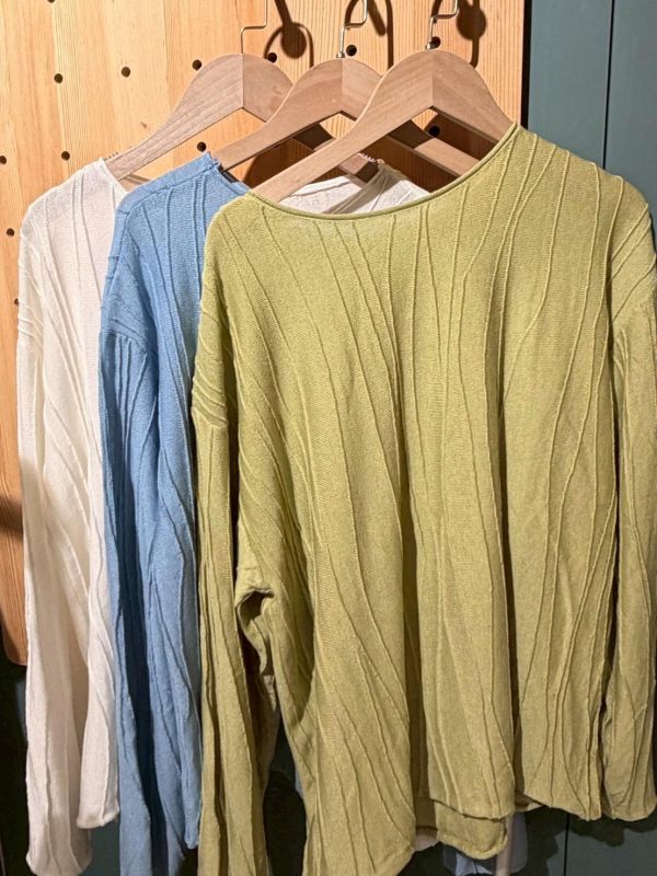 立體紋理捲邊上衣 