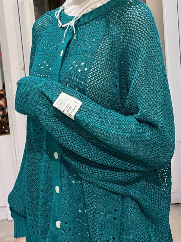 針織鏤空排扣字母小標落肩上衣 