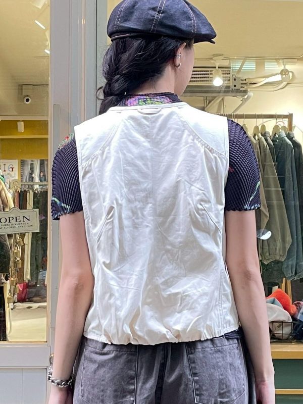 銅扣綁帶短版解構背心 