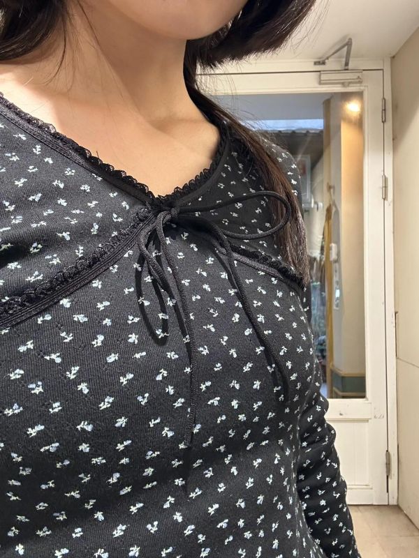 胸前蕾絲滾邊綁帶碎花上衣 