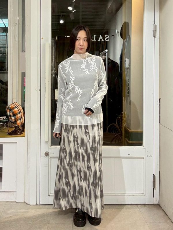 白色皺皺布刺繡花微高領透膚上衣 