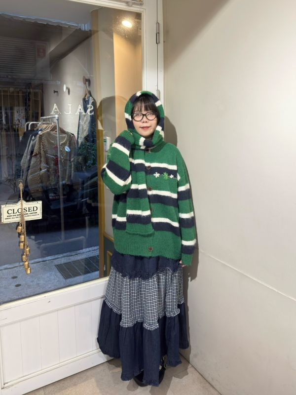 撞色條紋小花刺繡鈕扣毛衣&圍巾 