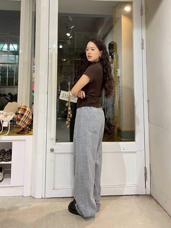 簡約素色微高領側抓皺合身短袖上衣 